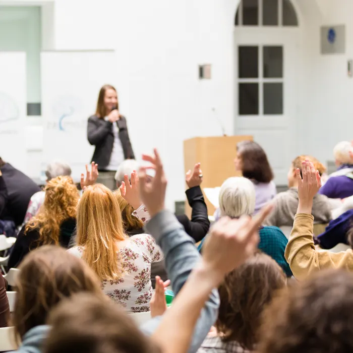 Conférencière de la Méthode TARGET® animant une conférence interactive sur la préparation mentale, avec des participants posant des questions