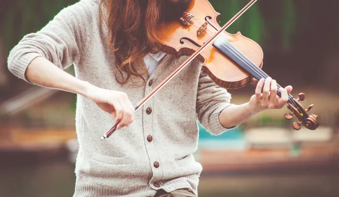 Violoniste en train du jouer pour illustrer que la préparation mentale méthode target peut également s'appliquer avec les artistes