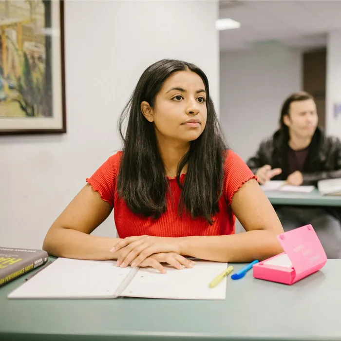 étudiant en cours pour illustrer que la préparation mentale méthode target peut également s'appliquer pour les personnes préparant un examen ou un concours