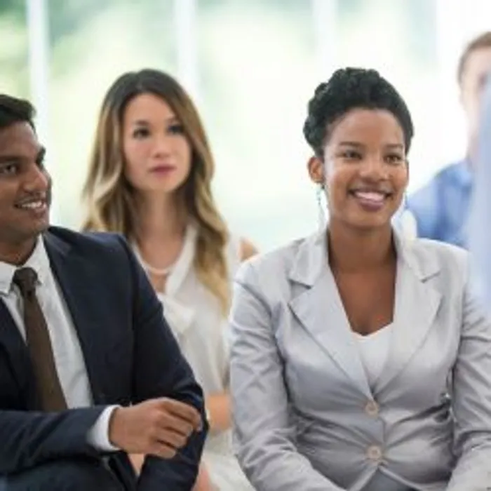 Participants souriants lors d’une formation sur-mesure en préparation mentale avec la Méthode TARGET®.